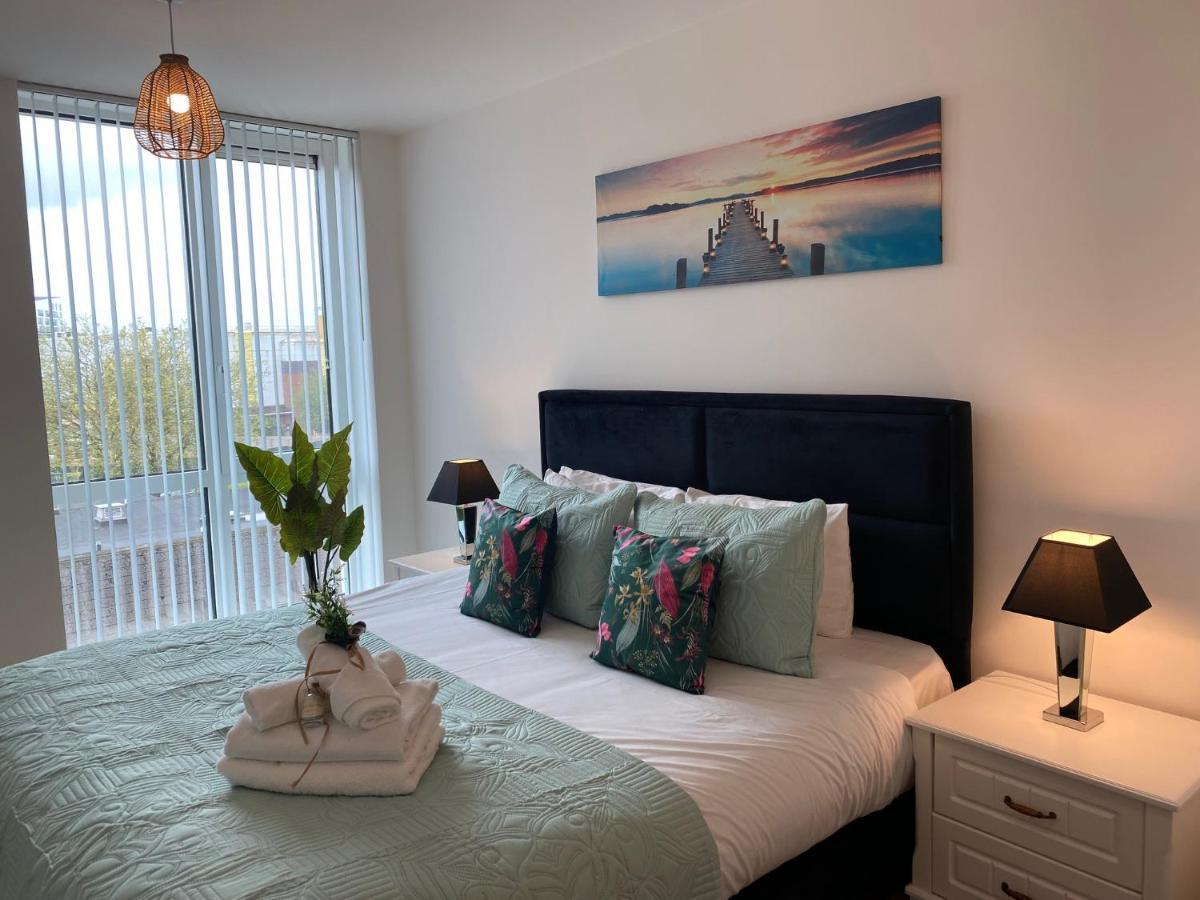 Berks Luxury Serviced Apartments,5 Bedrooms, 5 Double Beds, 2 Bathrooms, Free Super Fast Wifi & Parking Earley Extérieur photo