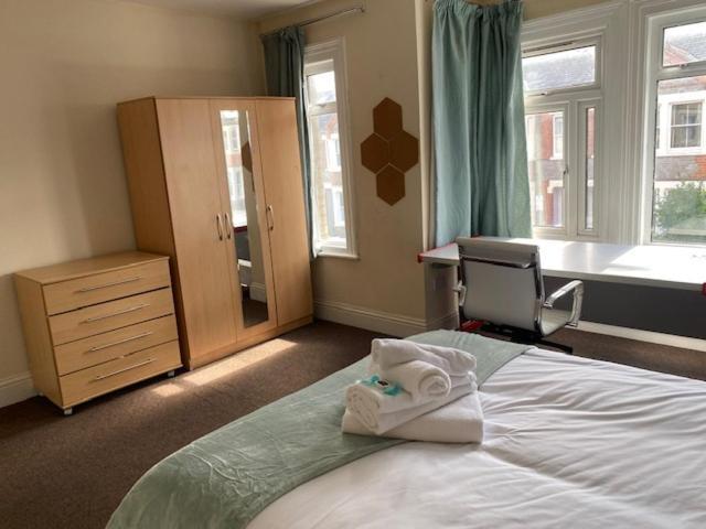Berks Luxury Serviced Apartments,5 Bedrooms, 5 Double Beds, 2 Bathrooms, Free Super Fast Wifi & Parking Earley Extérieur photo